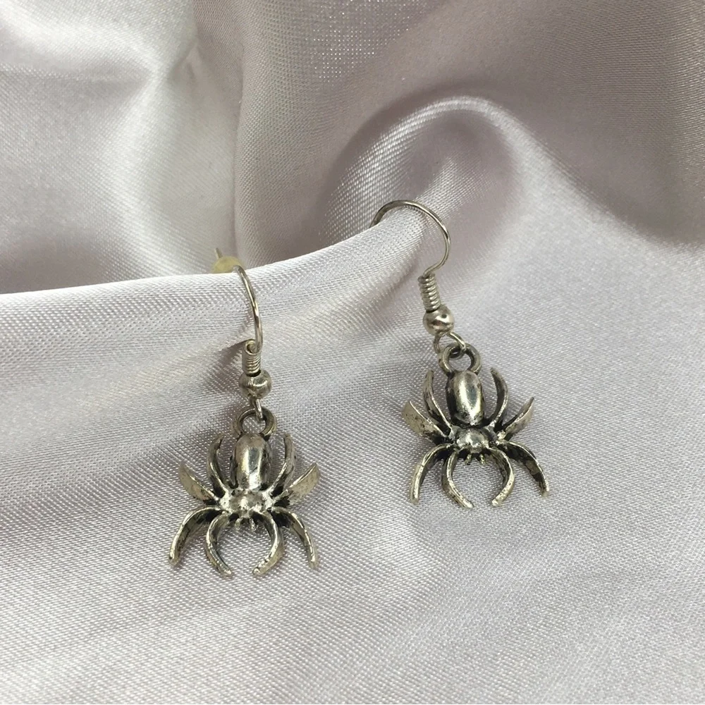 Spider Halloween Earrings Silver Tone Dangle Gothic New Without Tags Spooky